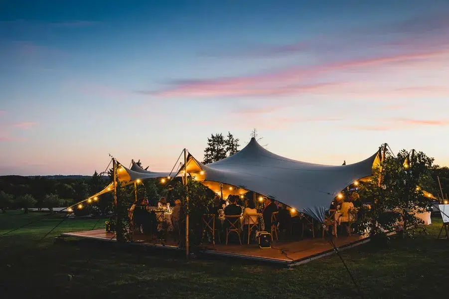 ambiance chaleureuse sous tente pour votre diner de mariage