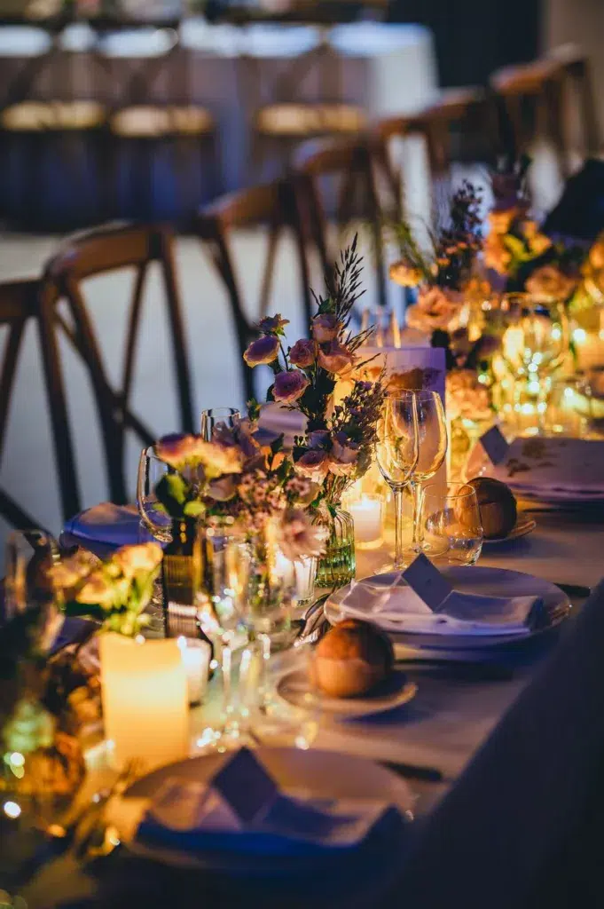 décoration avec fleurs et bougies pour table de mariage