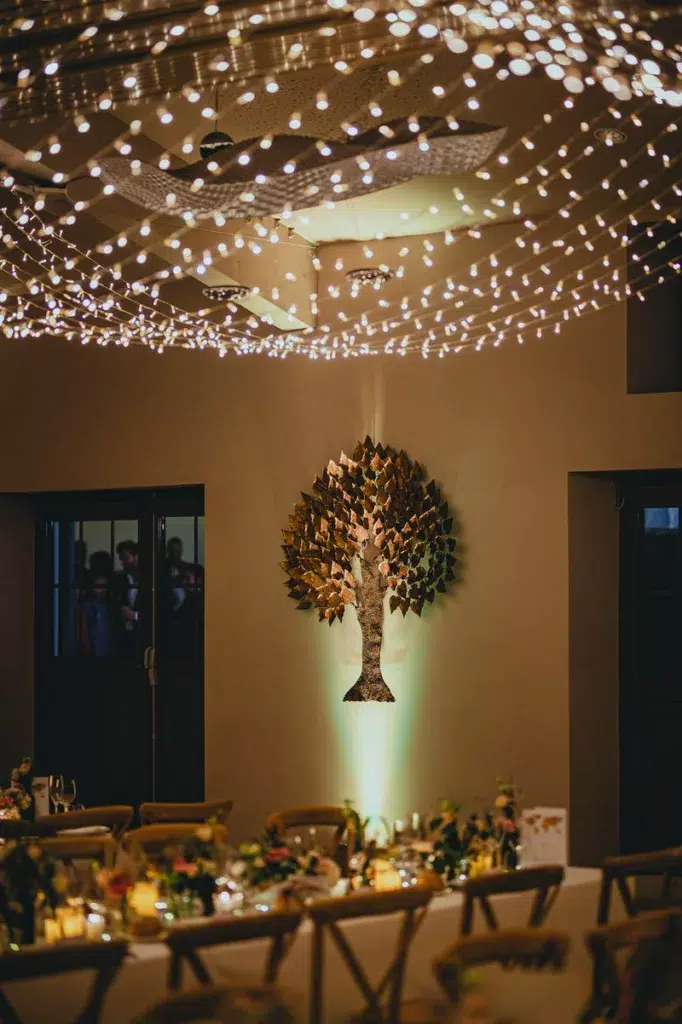 ambiance lumineuse tamisée pour soirée de mariage