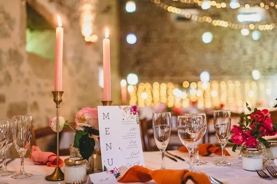 bougies et guirlandes pour décorer votre salle de mariage