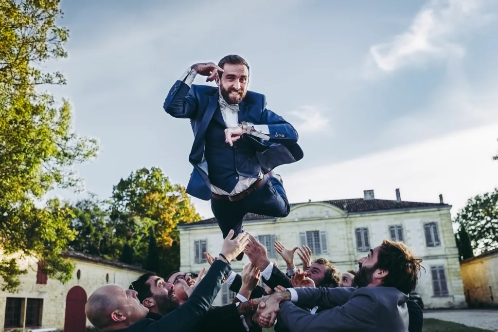 le lancer de marié pendant le vin d'honneur