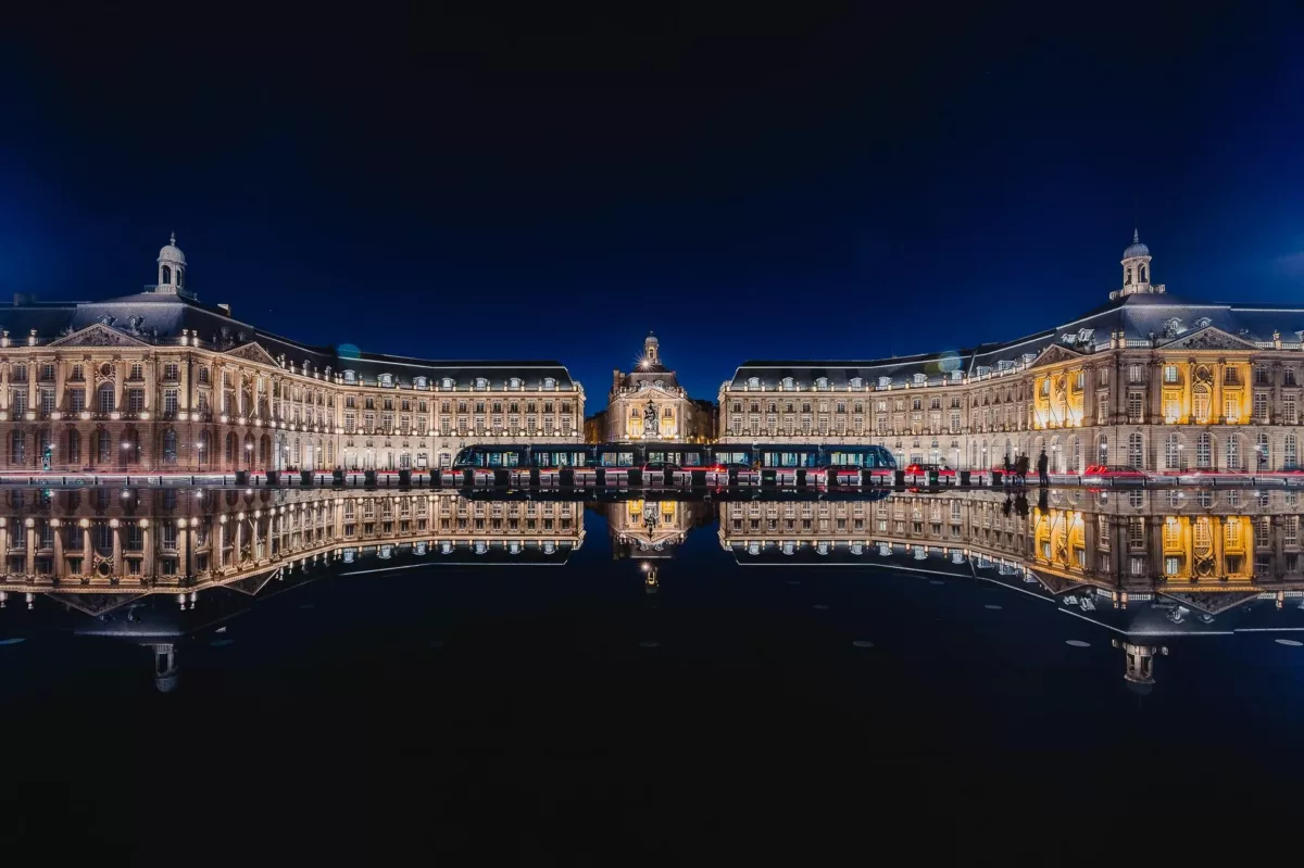 place de la bourse à bordeaux de nuit