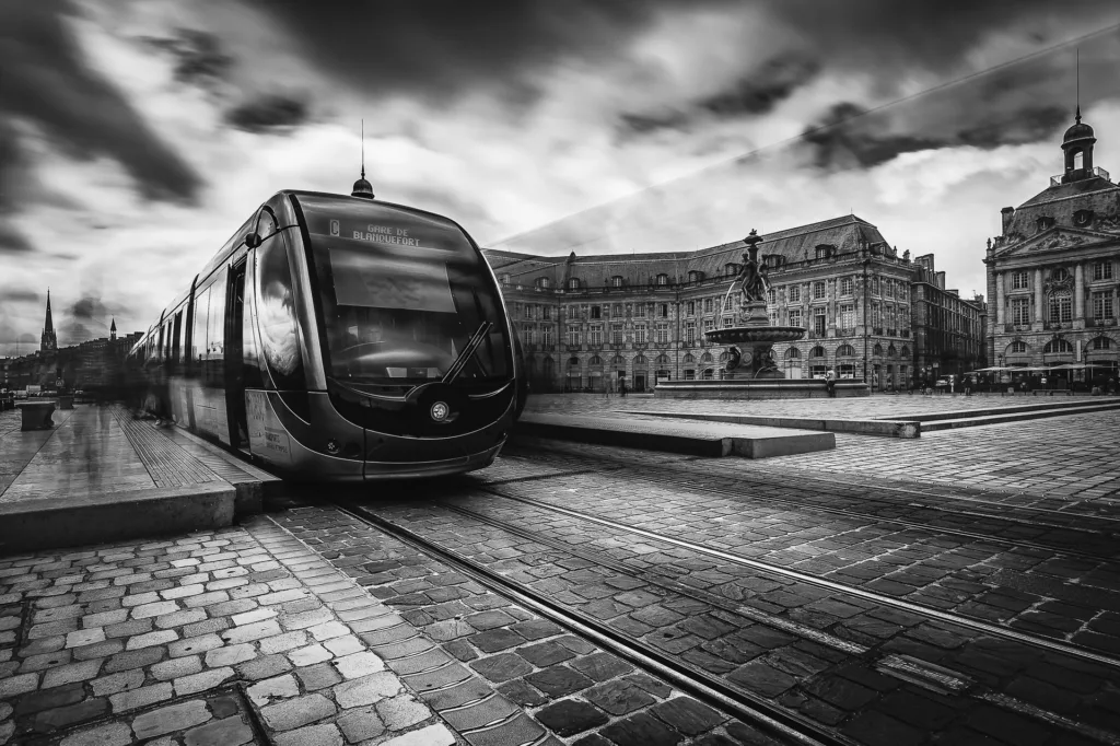 photo en noir et blanc du tramway à Bordeaux, cours photo en noir et blanc