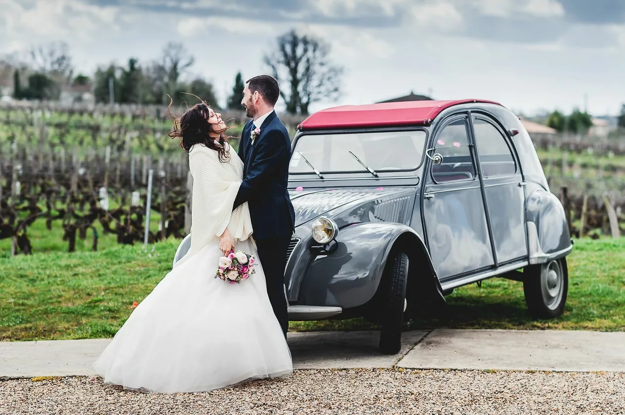 les mariés et leur 2 cv
