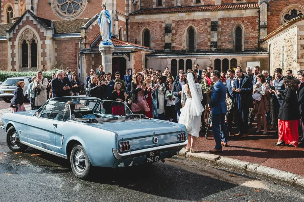 les mariés arrivent à l'église en Mustang