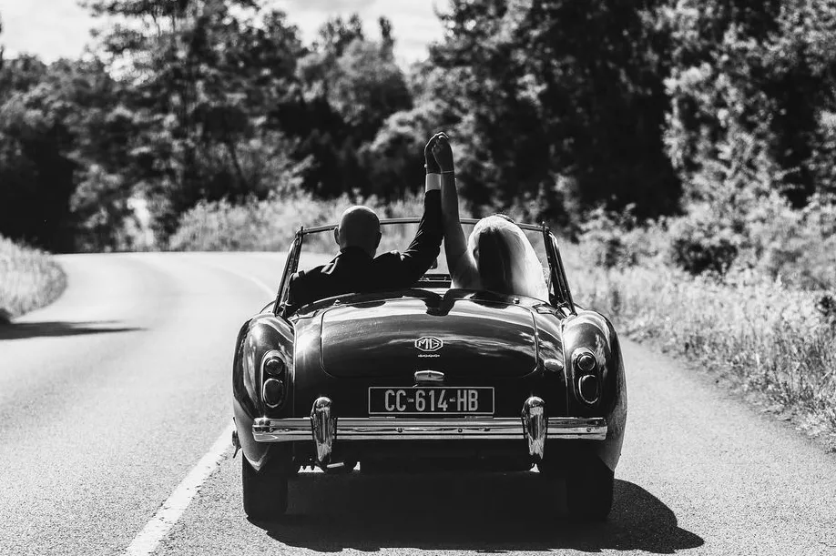 photo des mariés dans leur cabriolet 