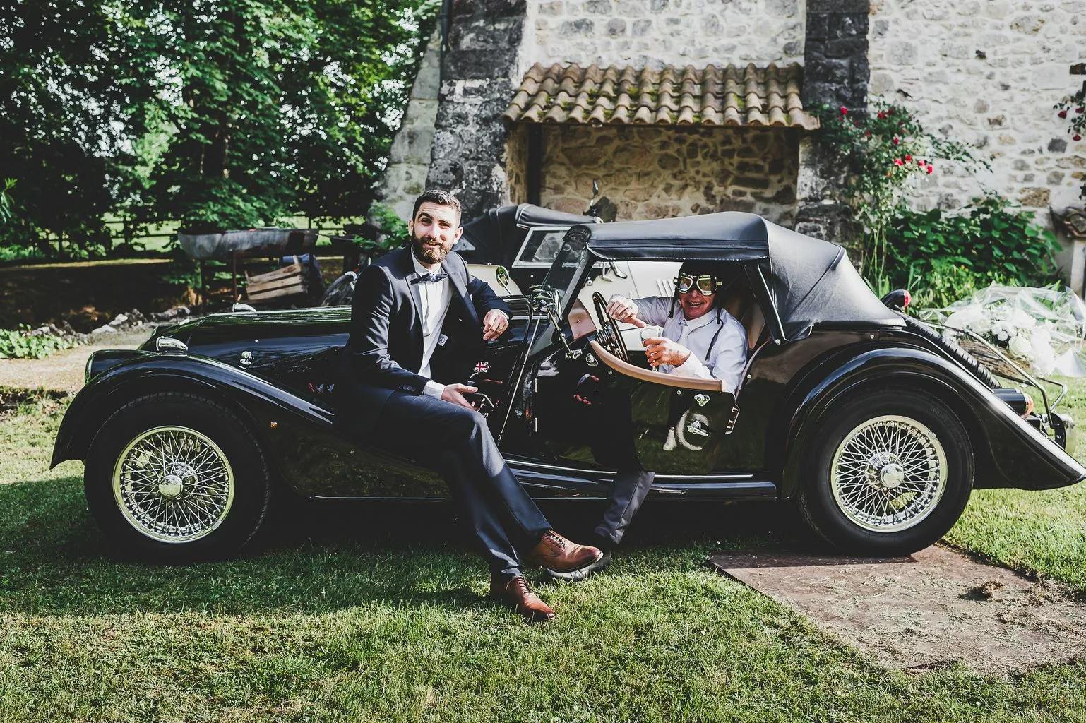 le marié pose devant une Morgan