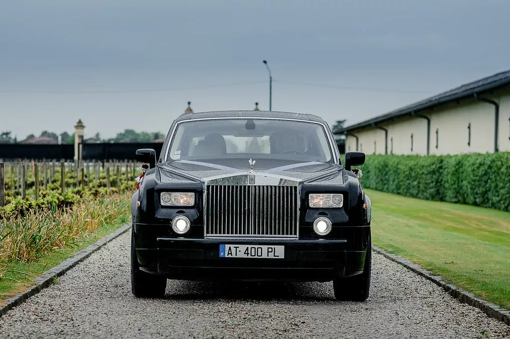 les mariés en Bentley au chateau pape clément à bordeaux