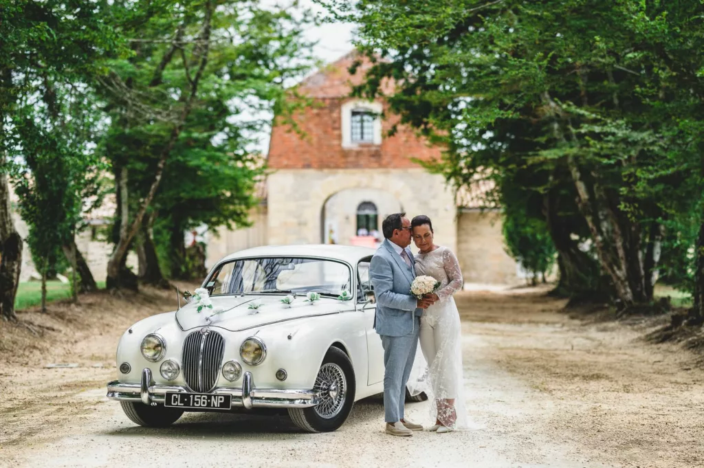 les mariés et leur belle Jaguar vintage