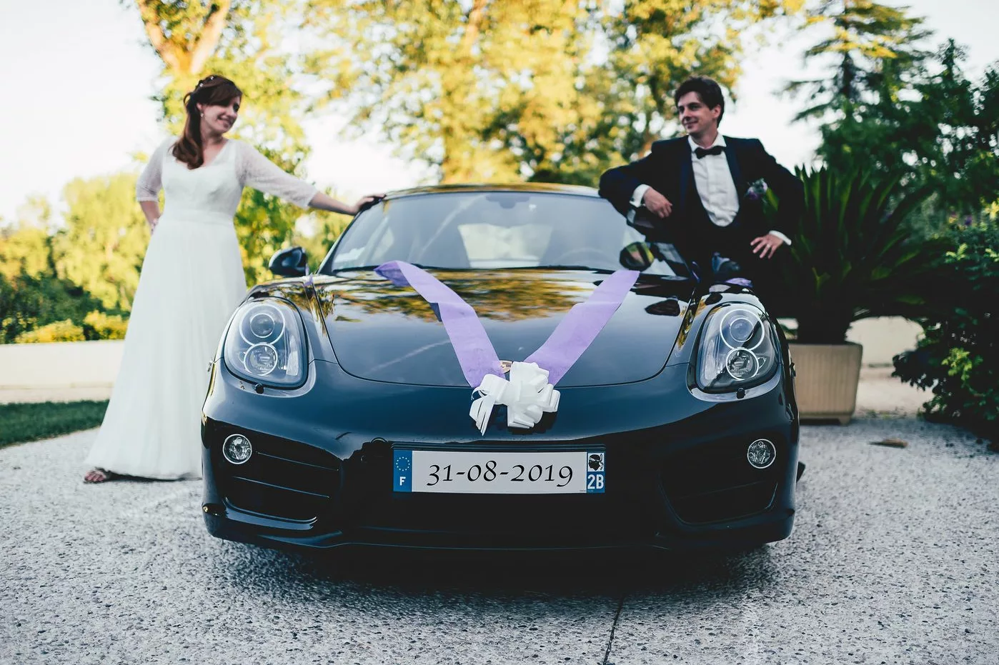 les mariés devant leur Porsche