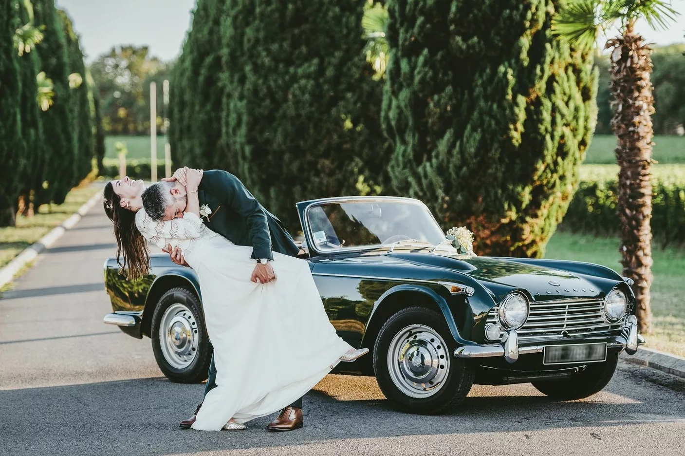 les mariés et leur jolie Triumph vintage
