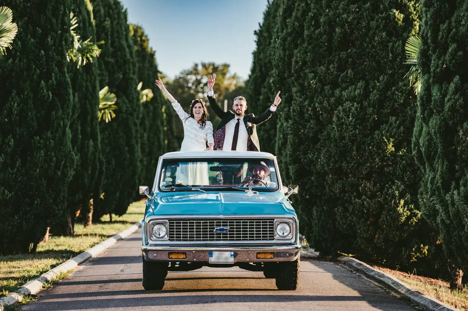 Couple de mariés arrivant dans un pick up americain