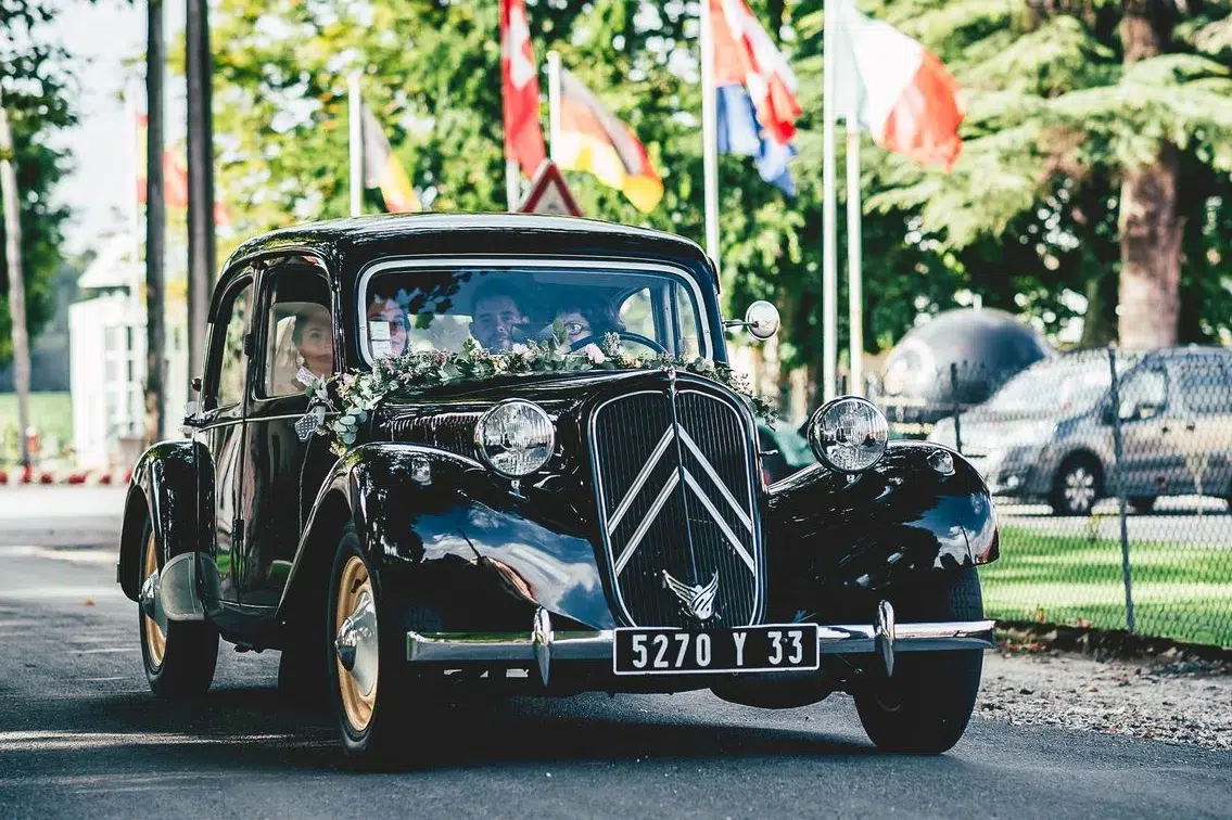 les mariés ont loué une traction avant