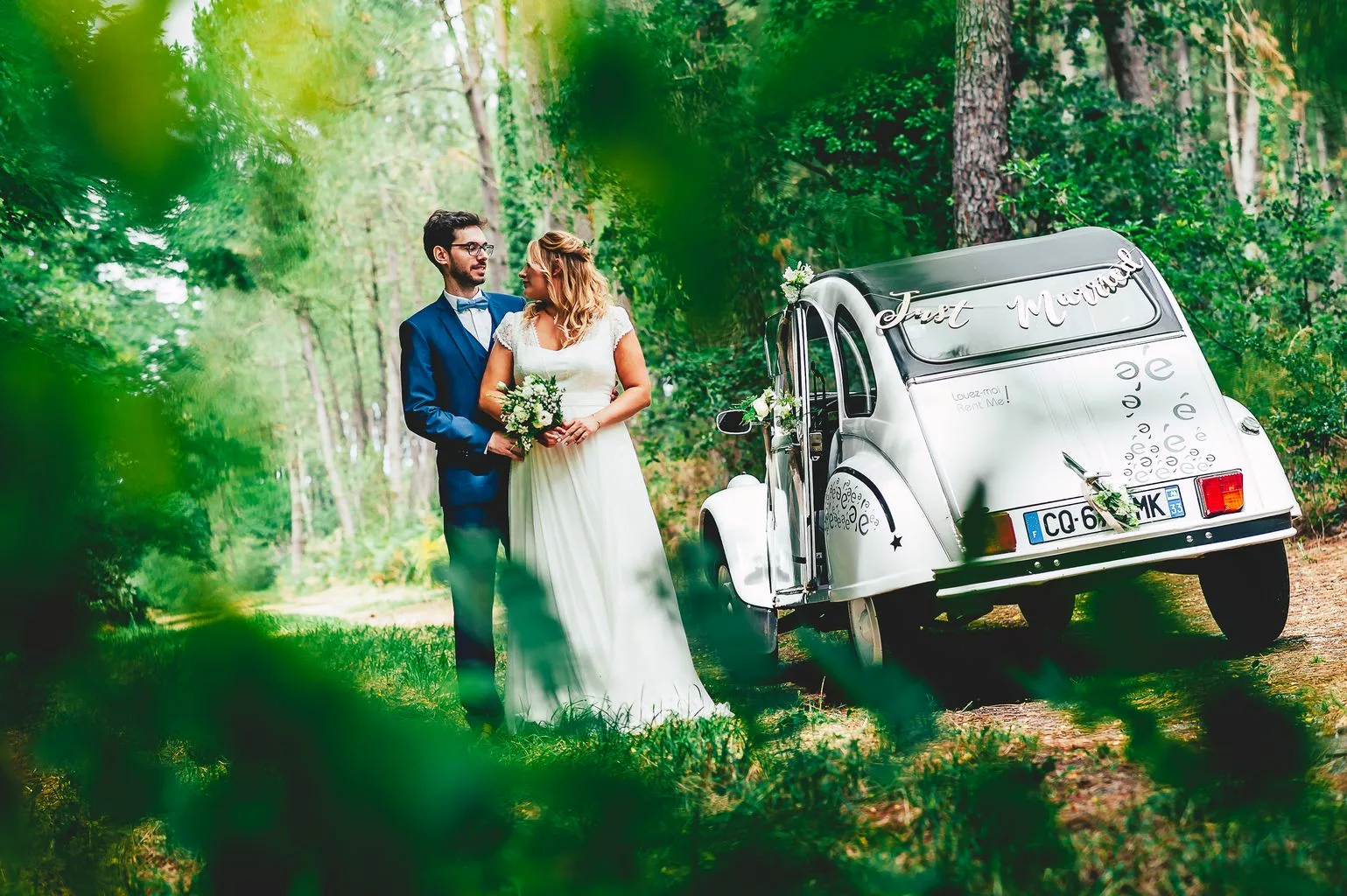 les mariés dans les bois avec leur 2 cv