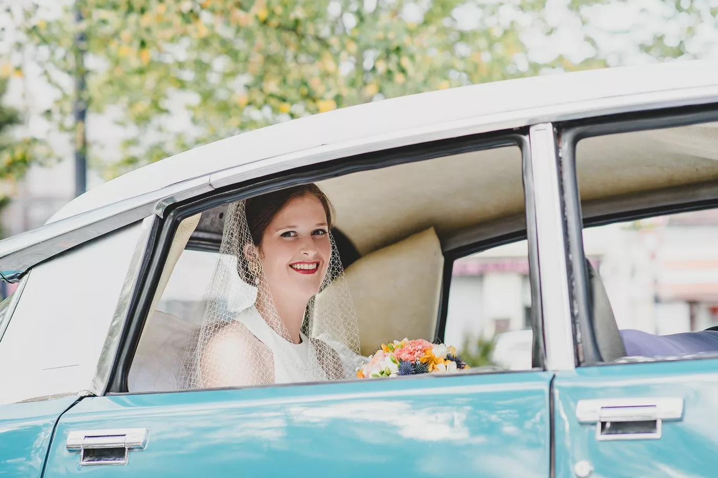 la mariée arrive à léglise dans une DS citroën