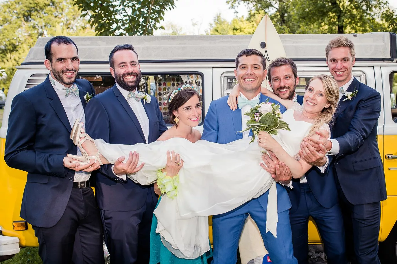 photo de groupe devant un Kombi WW